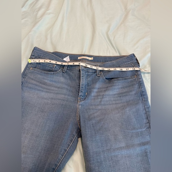 Lee Women’s Sz: 34 311 Shaping Skinny Capri. Medium Wash. Stretchy. 5 Pockets. - Picture 3 of 11